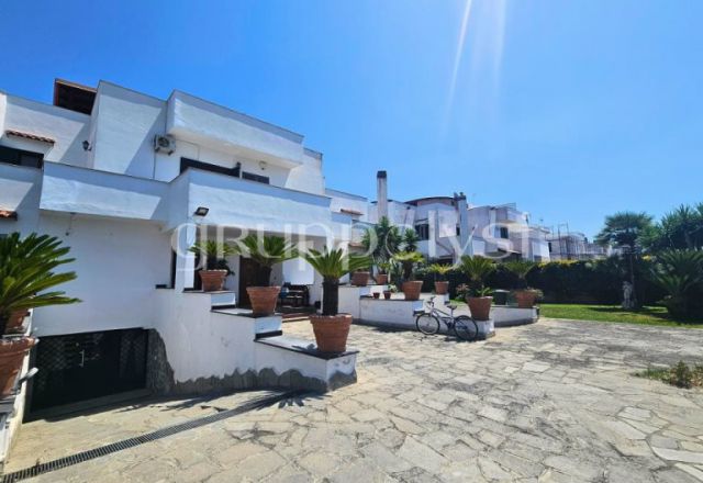 Tra cielo e comfort: una casa che abbraccia il sole